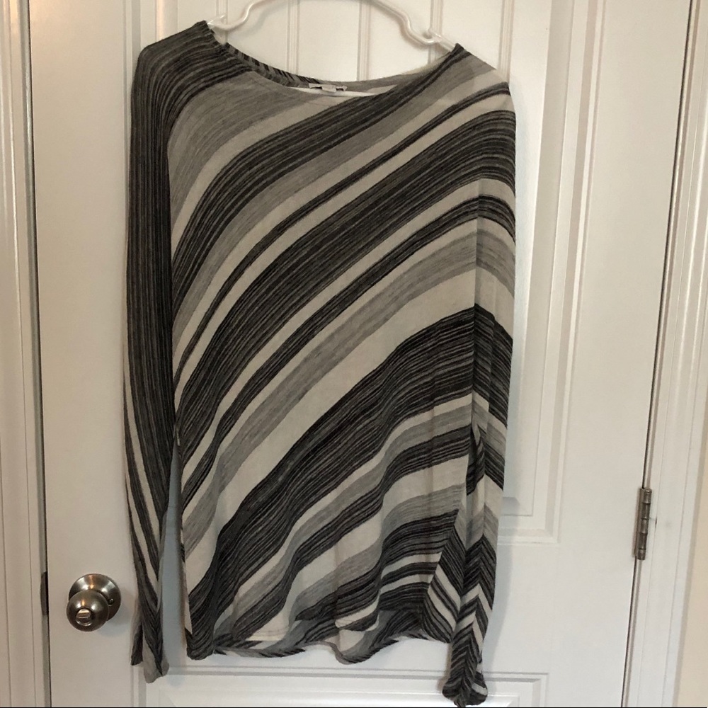 Flattering black and white thin sweater